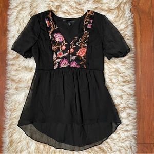 WHBM embroidered hi Lo shirt sleeve blouse